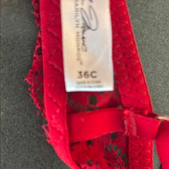 Marilyn Monroe Elegant Red Lace Bra - Picture 6 of 7